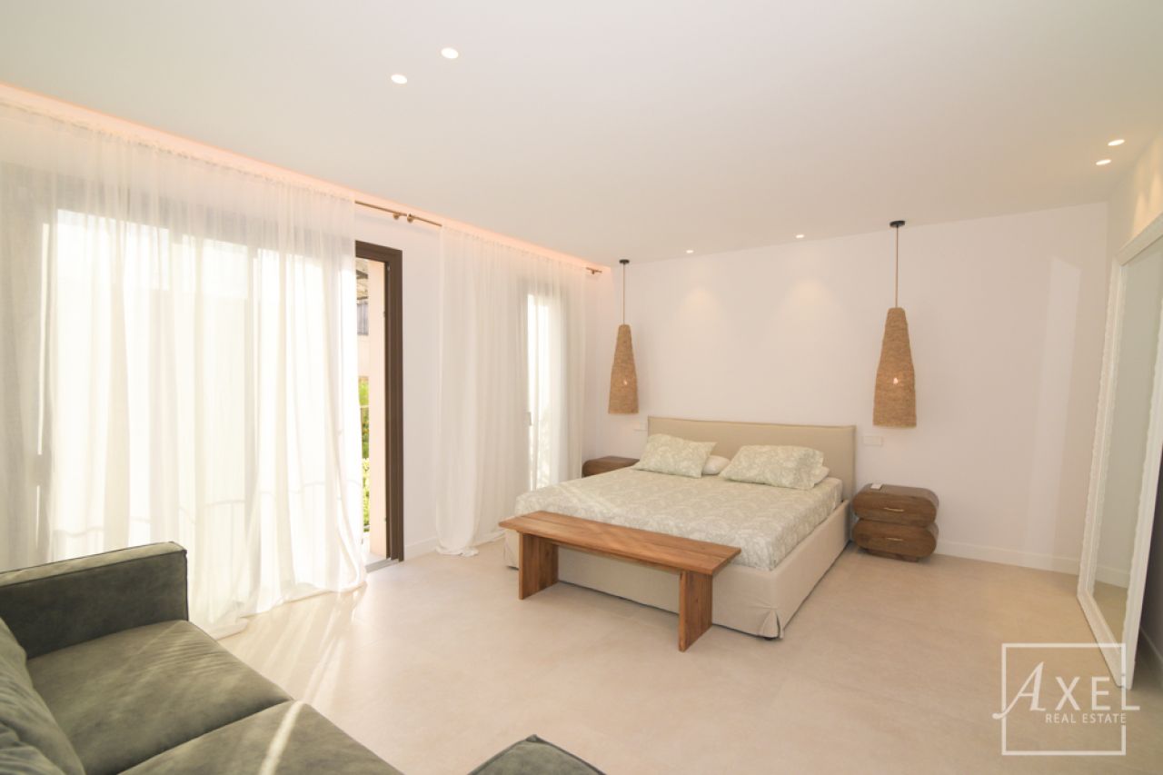 Dieses charmante Landhaus vereint modernen Wohnkomfort mit mediterranem Flair und bietet großzügigen