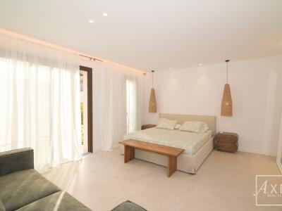 Dieses charmante Landhaus vereint modernen Wohnkomfort mit mediterranem Flair und bietet großzügigen