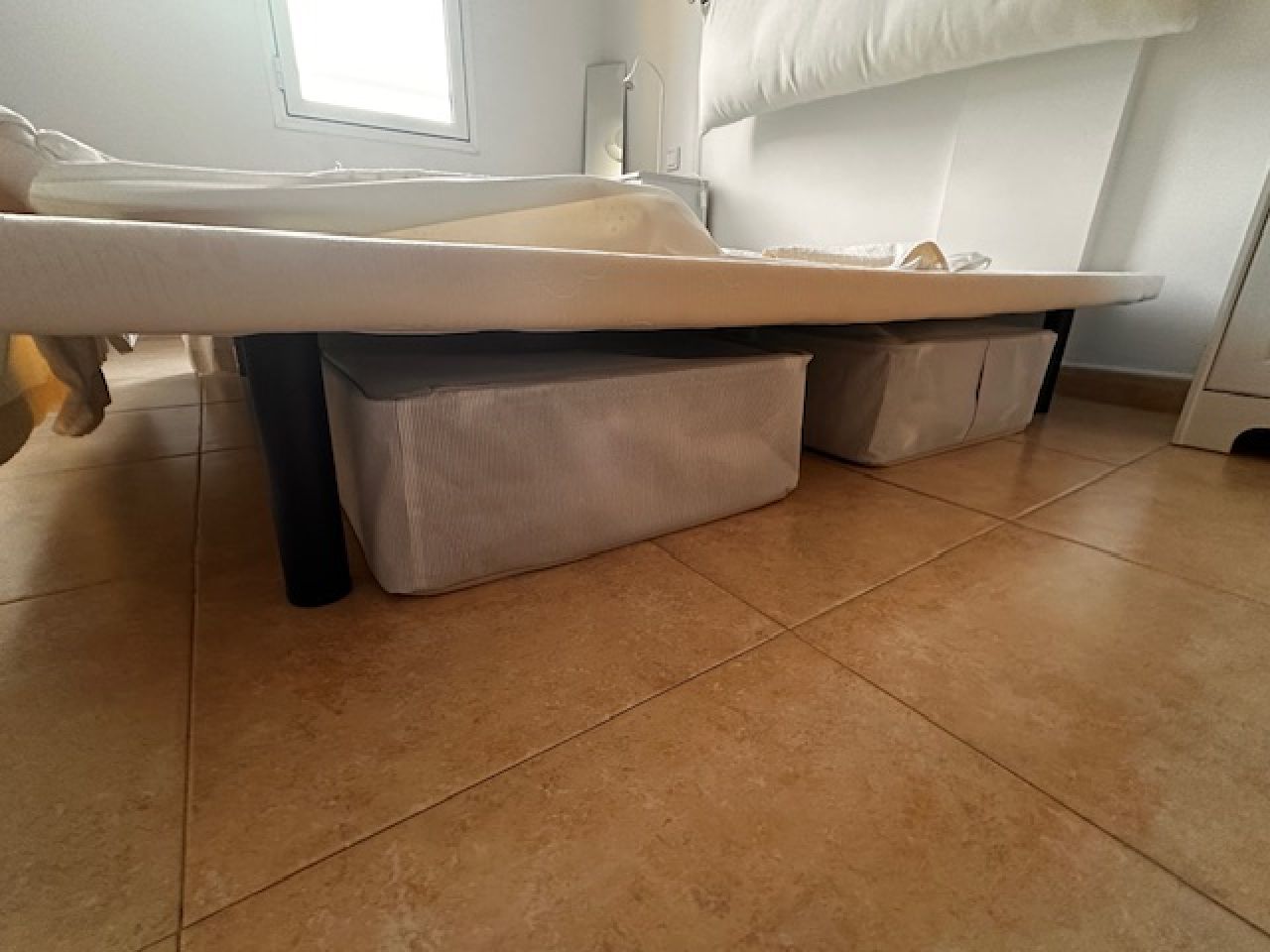 Doppelbett 150x190 cm inkl. Matratze + 4 Stauraumkästen aus Stoff