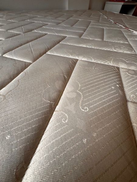 Doppelbett 150x190 cm inkl. Matratze + 4 Stauraumkästen aus Stoff