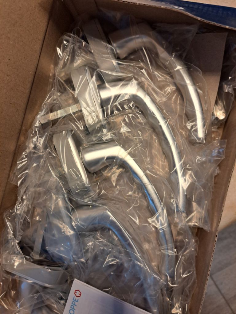 Tilt-and-turn window handles