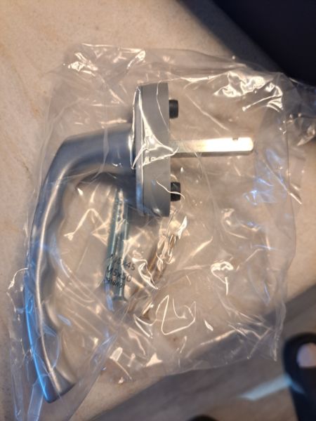 Tilt-and-turn window handles