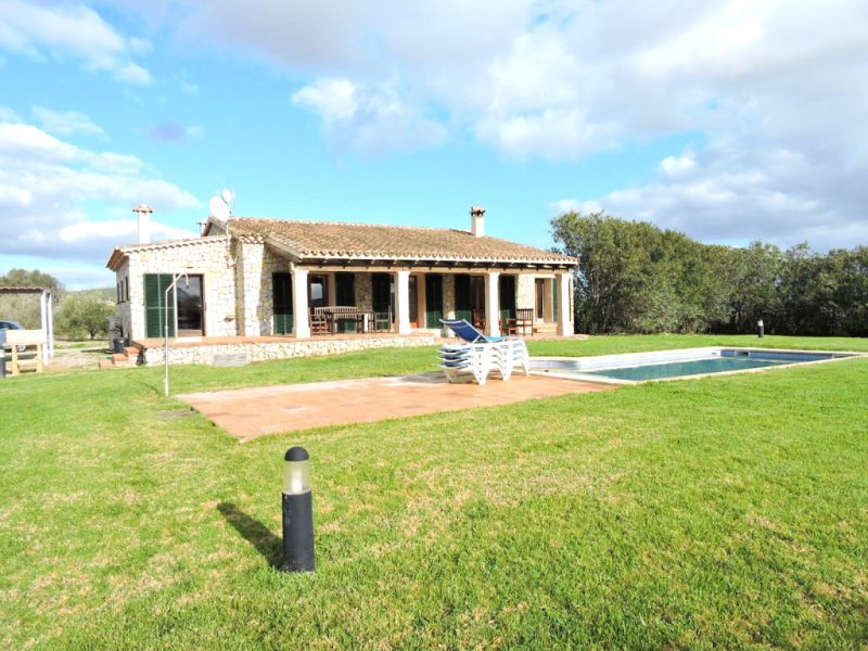 Ebenerdige und teilmöblierte Finca mit Heizung und Pool bei Sineu - F 223