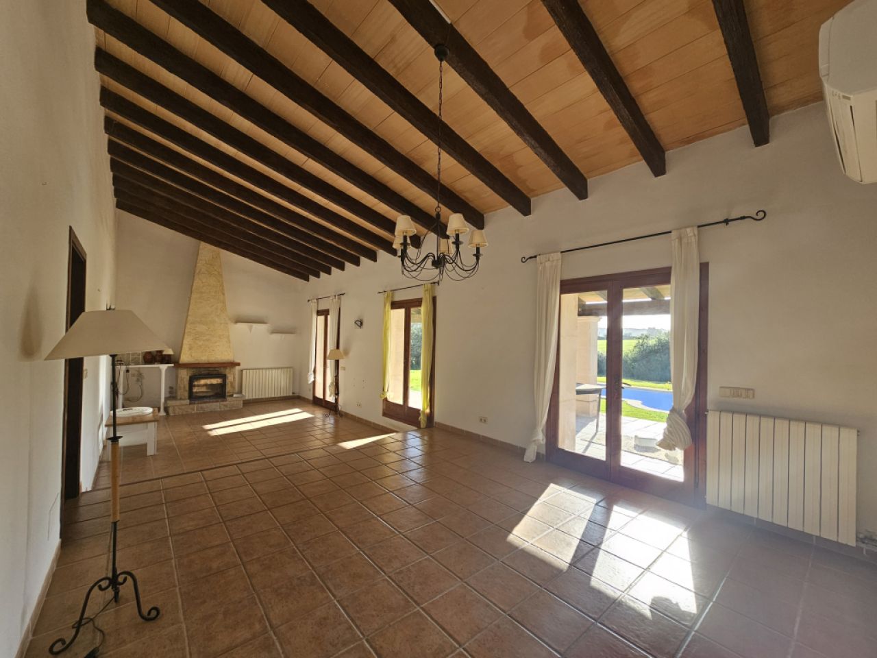 Ebenerdige und teilmöblierte Finca mit Heizung und Pool bei Sineu - F 223