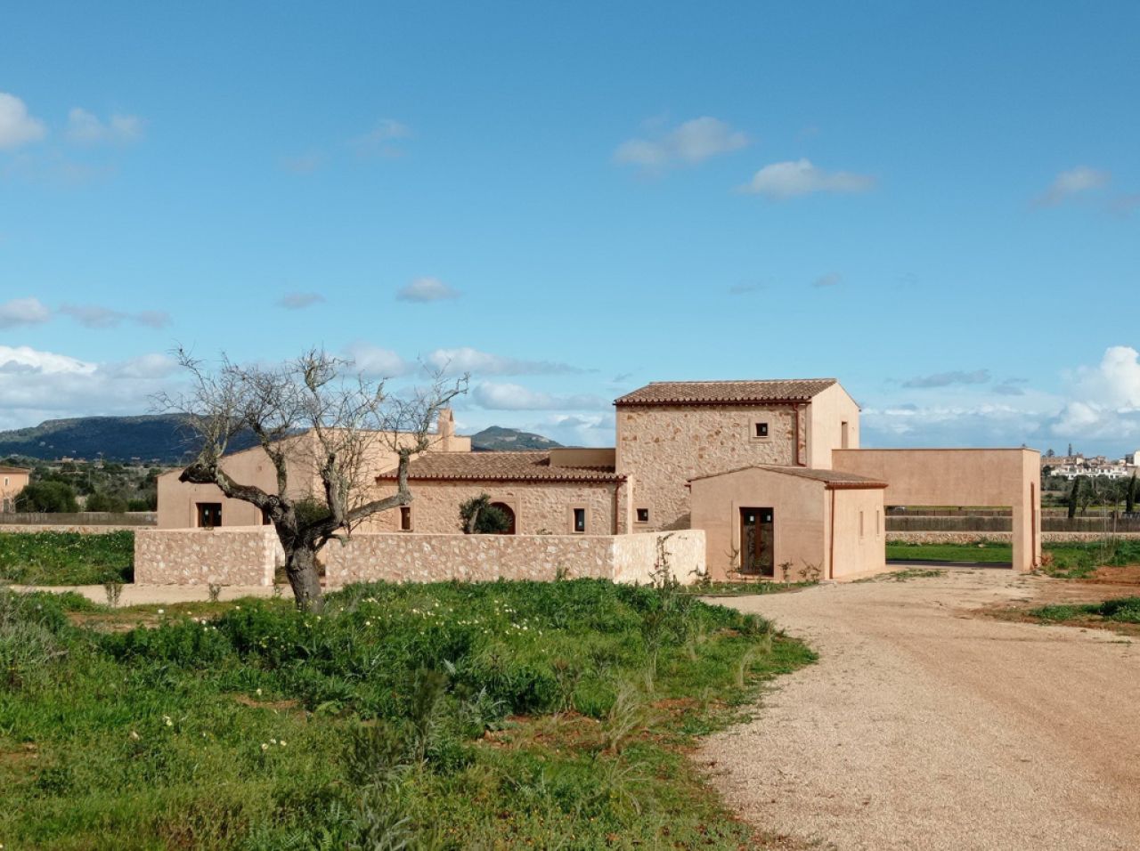 Ebenerdige und unmöblierte Luxusfinca mit allen Extras bei Santanyi- Es LLombards ---  F 150