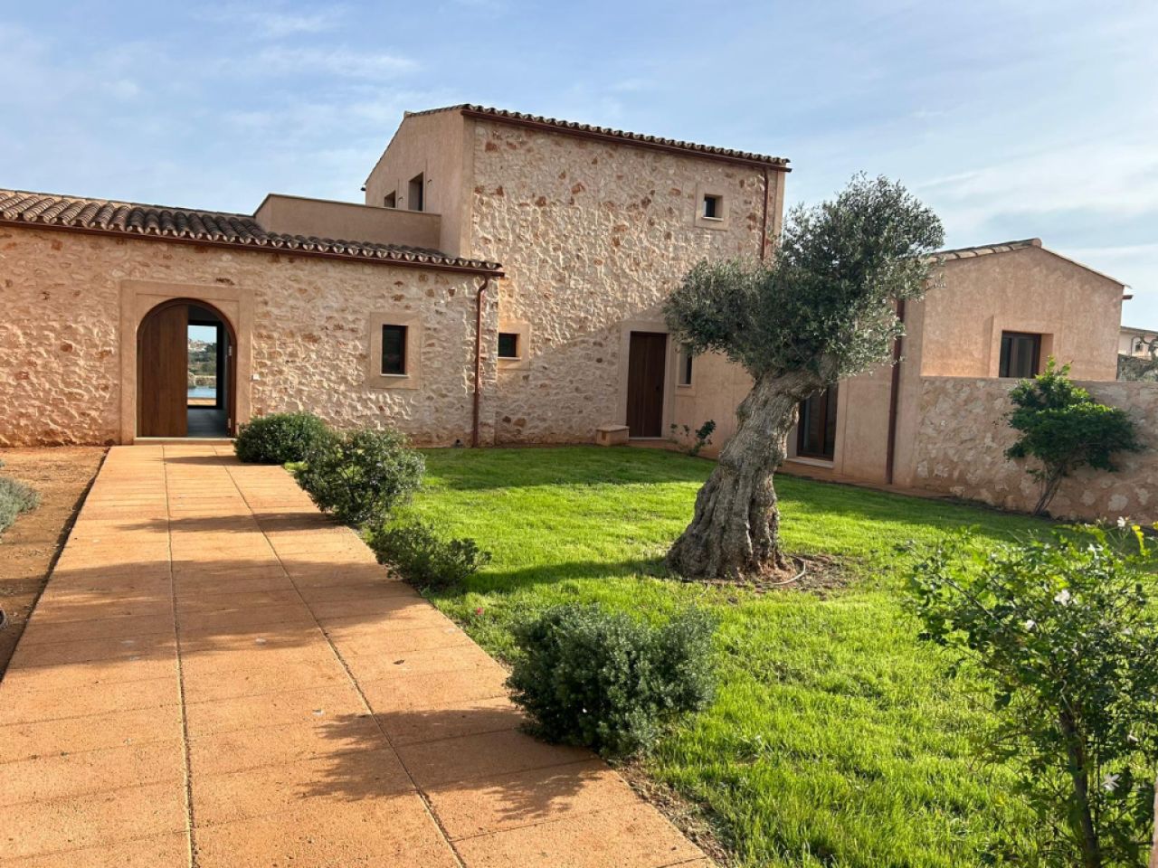 Ebenerdige und unmöblierte Luxusfinca mit allen Extras bei Santanyi- Es LLombards ---  F 150