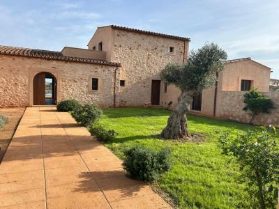 Ebenerdige und unmöblierte Luxusfinca mit allen Extras bei Santanyi- Es LLombards ---  F 150