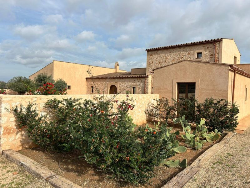 Ebenerdige und unmöblierte Luxusfinca mit allen Extras bei Santanyi- Es LLombards ---  F 150