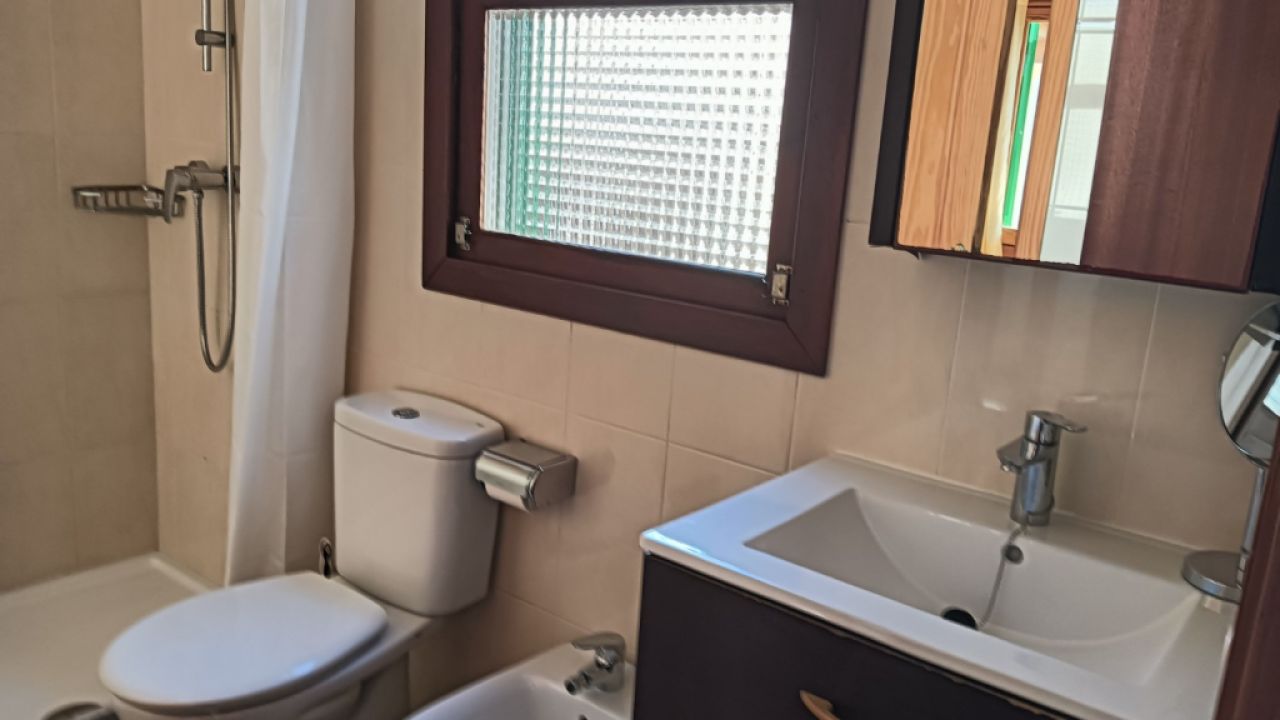 Chalet de una sola planta con jardín, terraza y vistas al mar en Cala Figuera-- CH 48