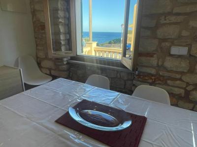 Chalet de una sola planta con jardín, terraza y vistas al mar en Cala Figuera-- CH 48