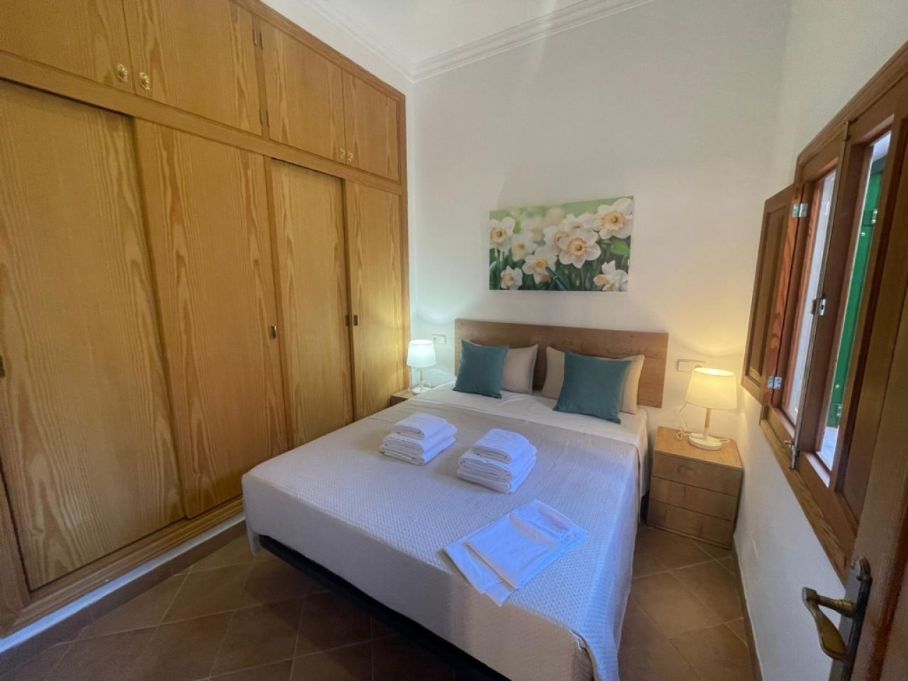 Chalet de una sola planta con jardín, terraza y vistas al mar en Cala Figuera-- CH 48