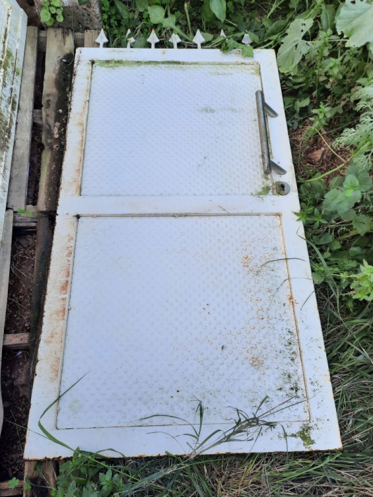 Entrance door and 2 two wing gates