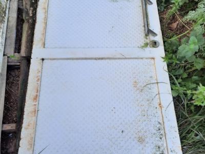 Eingangstür und 2 zwei Flügel Tore