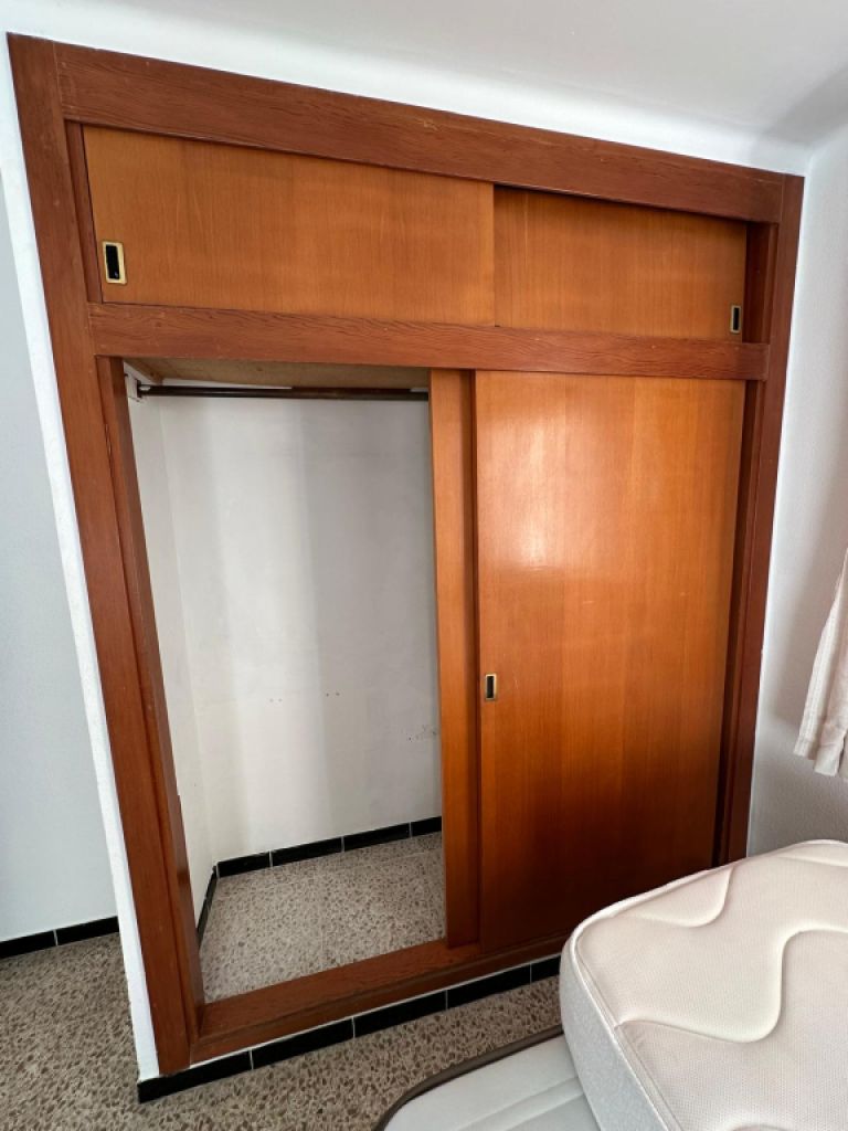 Eingebauter Schrank 2 Stück zu verschenken