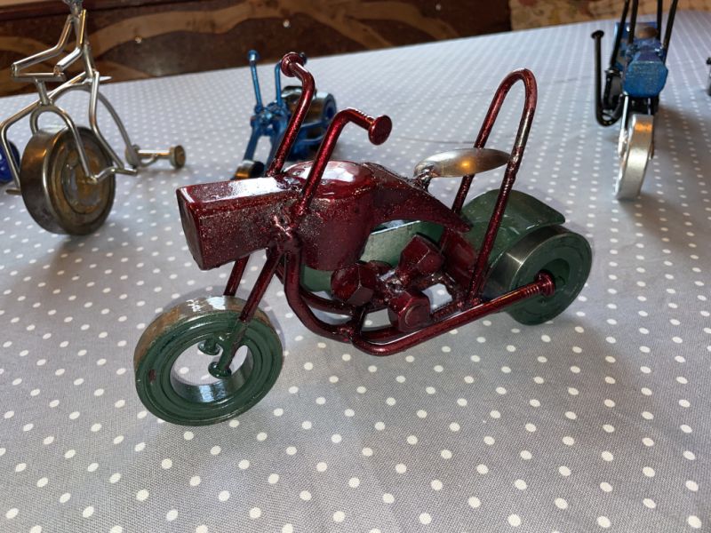 Einzigartige handgefertigte Motorräder – Metallskulpturen von Hand gefertigt