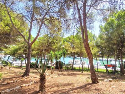 Einzigartige Investmentgelegenheit in Santa Ponsa – 2 Grundstücke mit Villa