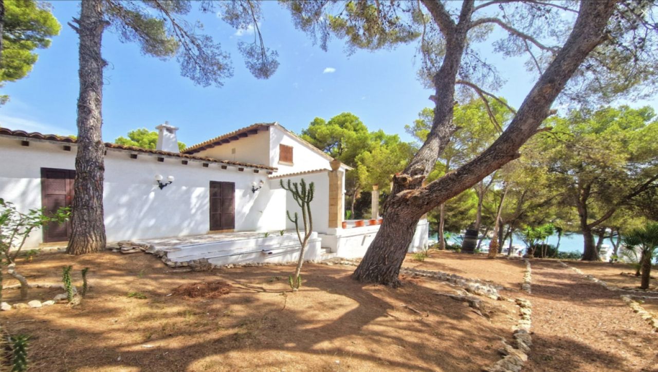 Einzigartige Investmentgelegenheit in Santa Ponsa – 2 Grundstücke mit Villa