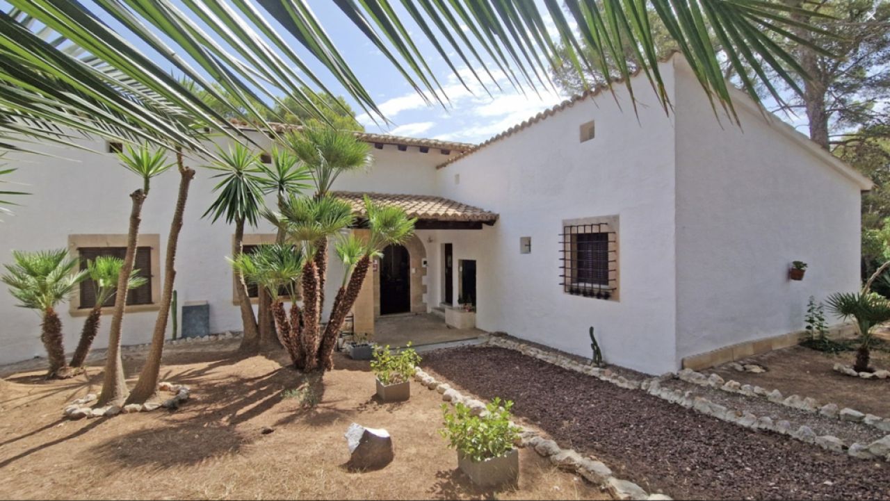 Einzigartige Investmentgelegenheit in Santa Ponsa – 2 Grundstücke mit Villa