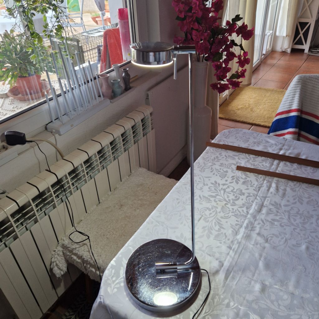 Elegant LED desk lamp