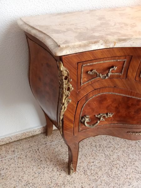 Elegante Rokoko-Kommode – Ein Meisterwerk der Handwerkskunst.