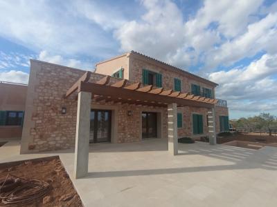 Enormously large new-build finca with aerothermal underfloor heating and partial sea views near S Ho