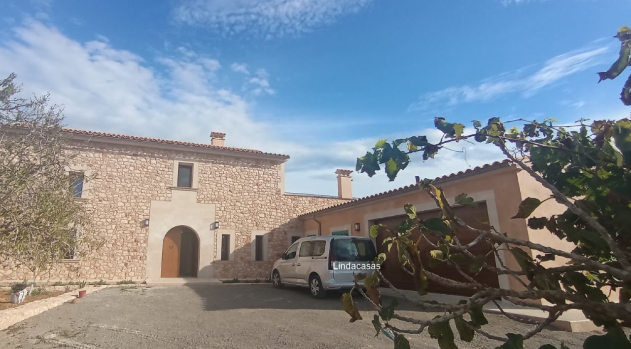 Enormously large new-build finca with aerothermal underfloor heating and partial sea views near S Ho