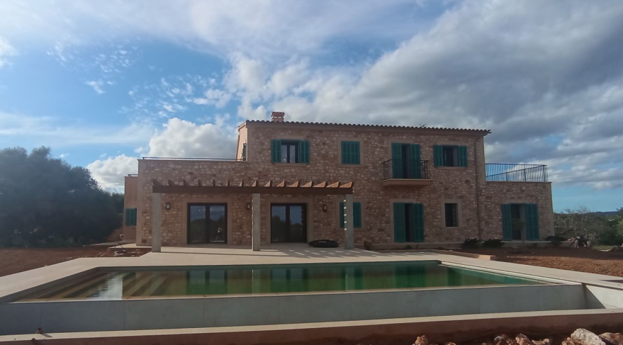 Enormously large new-build finca with aerothermal underfloor heating and partial sea views near S Ho
