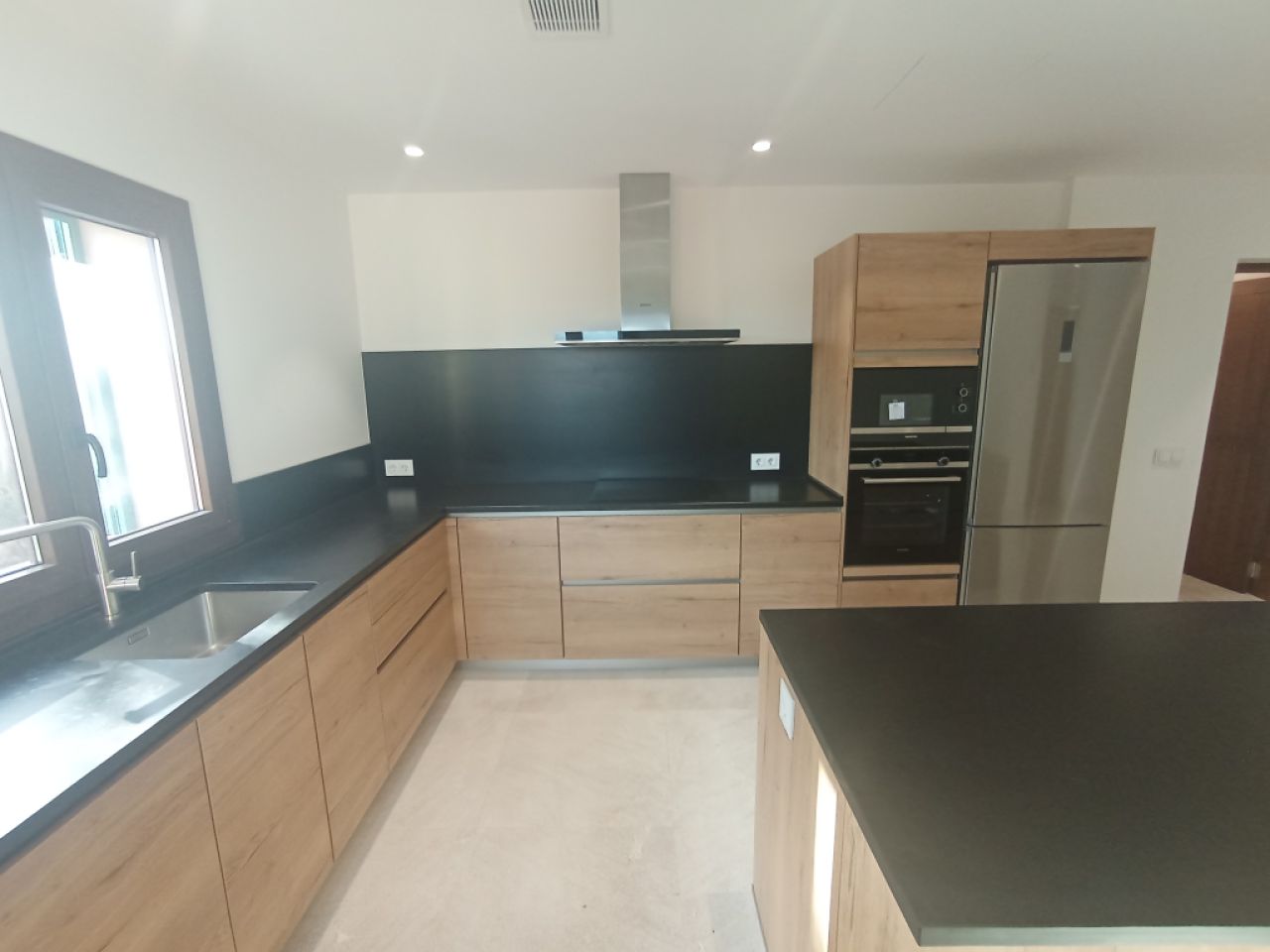 Enormously large new-build finca with aerothermal underfloor heating and partial sea views near S Ho