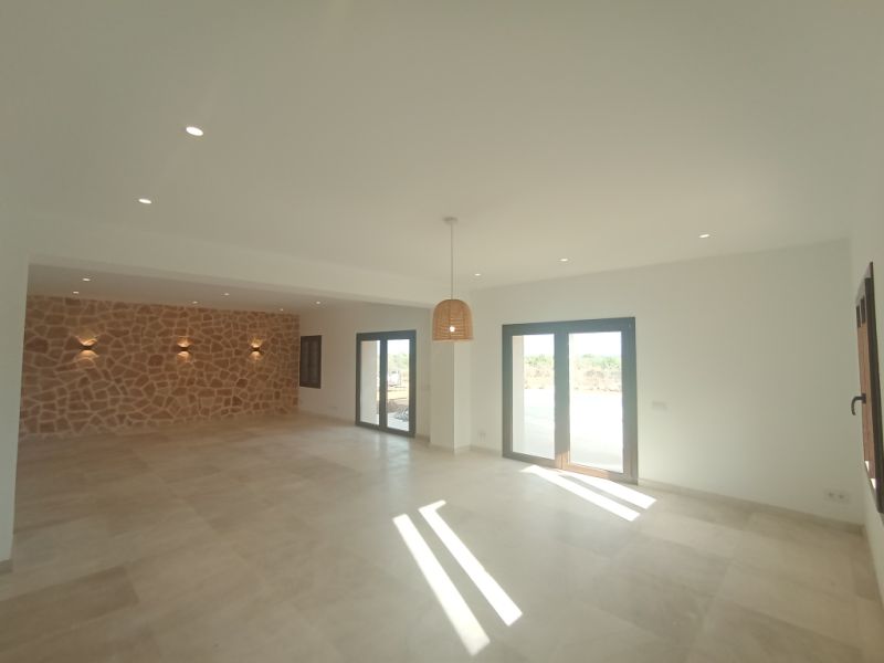 Enormously large new-build finca with aerothermal underfloor heating and partial sea views near S Ho