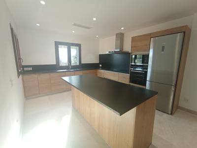 Enormously large new-build finca with aerothermal underfloor heating and partial sea views near S Ho