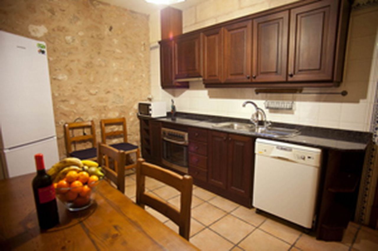 Enorm grosses Dorfhaus mit Pool und Innenhof bei Campos in einer Dorfsiedlung-DH 24