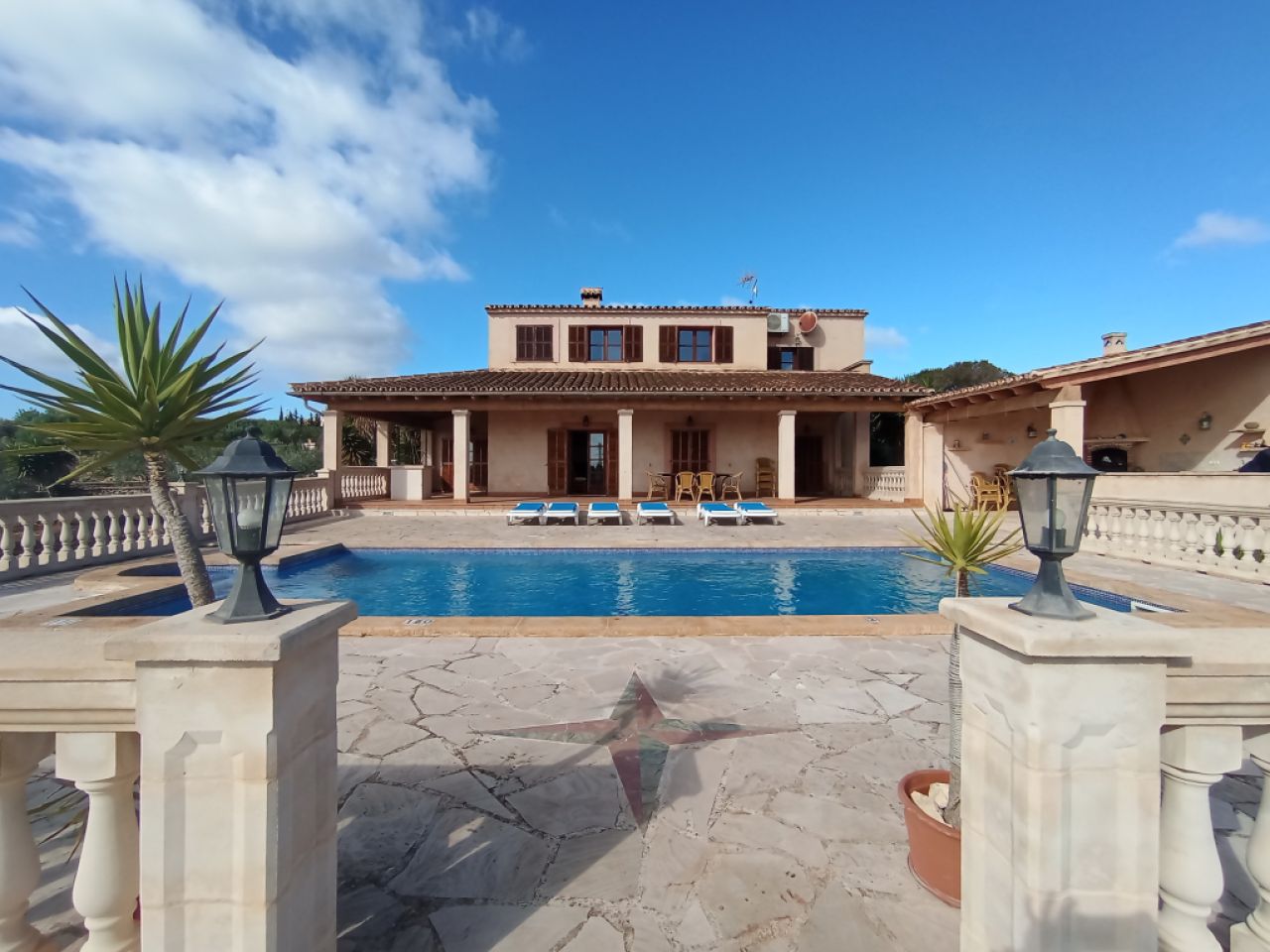 Enorme teilmöblierte FInca mit Ölheizung, Pool und Meerblick bei Porto Colom--- F 181