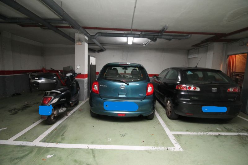 Erdgeschoss mit Terrasse, Garage, Behandlungsraum und Gemeinschaftspool