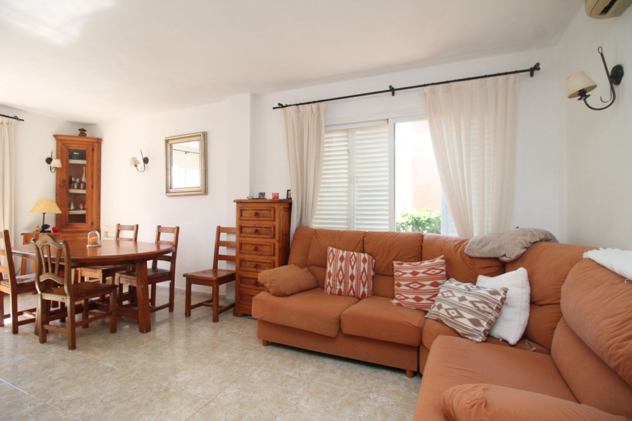 Erdgeschoss mit Terrasse, Garage, Behandlungsraum und Gemeinschaftspool