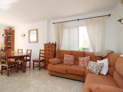 Erdgeschoss mit Terrasse, Garage, Behandlungsraum und Gemeinschaftspool