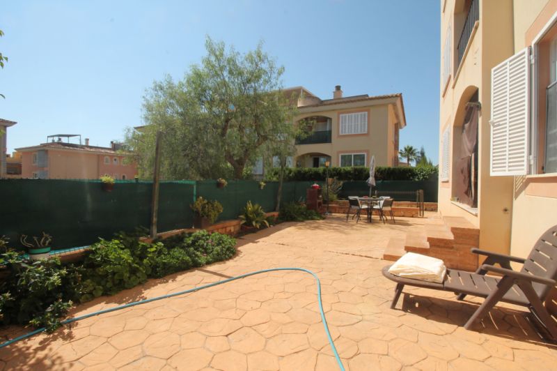 Erdgeschoss mit Terrasse, Garage, Behandlungsraum und Gemeinschaftspool