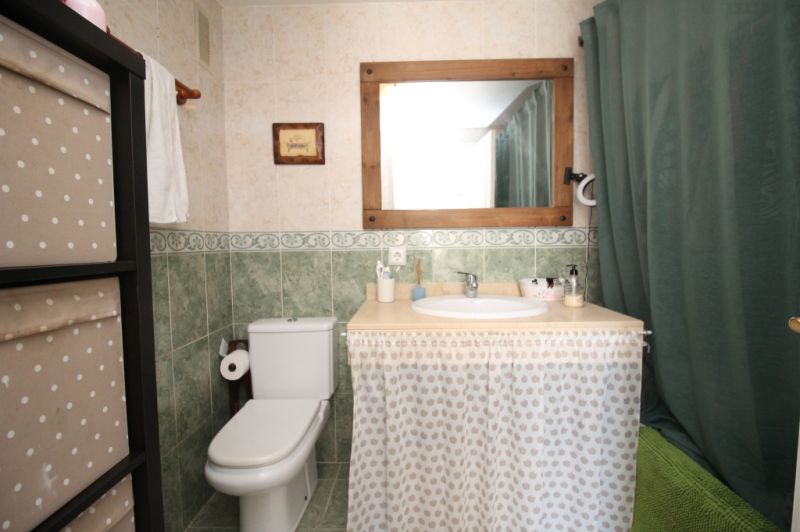 Erdgeschoss mit Terrasse, Garage, Behandlungsraum und Gemeinschaftspool