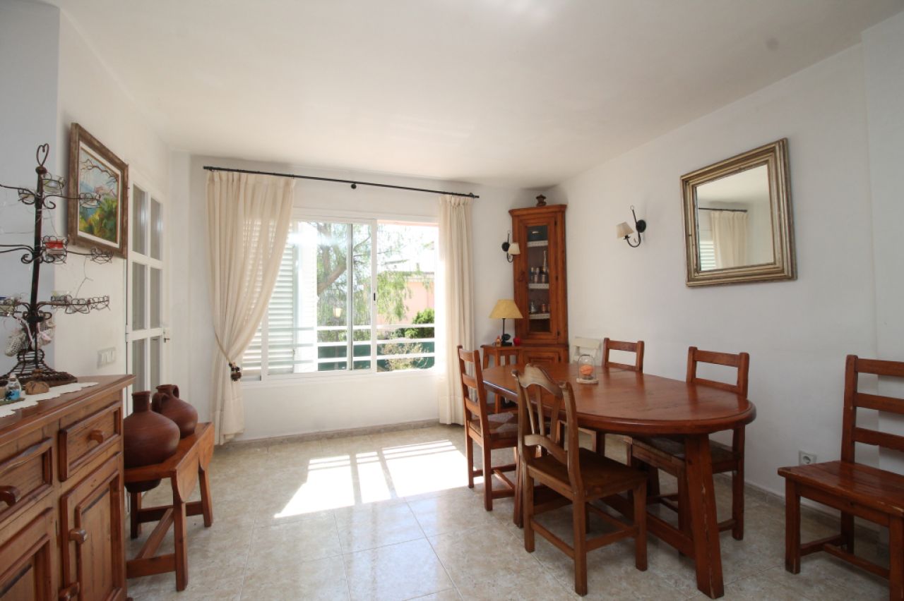 Erdgeschoss mit Terrasse, Garage, Behandlungsraum und Gemeinschaftspool