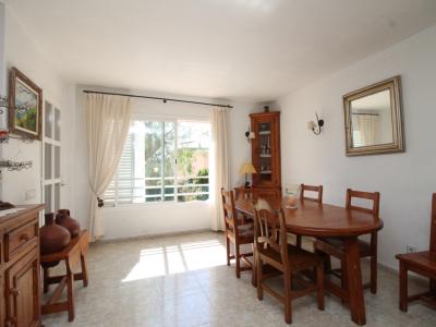 Erdgeschoss mit Terrasse, Garage, Behandlungsraum und Gemeinschaftspool