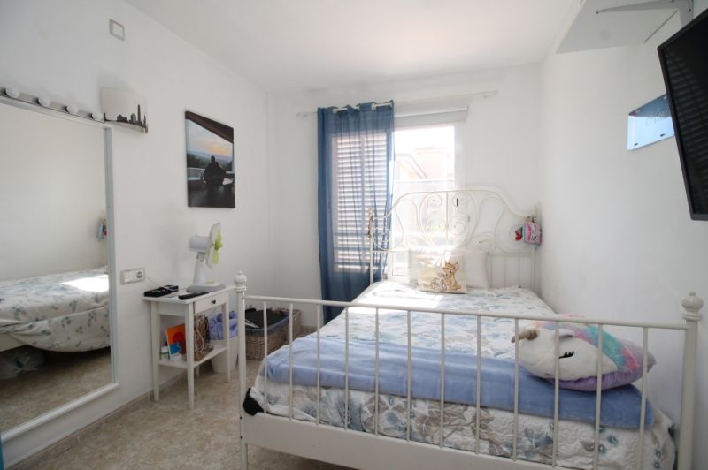 Erdgeschoss mit Terrasse, Garage, Behandlungsraum und Gemeinschaftspool