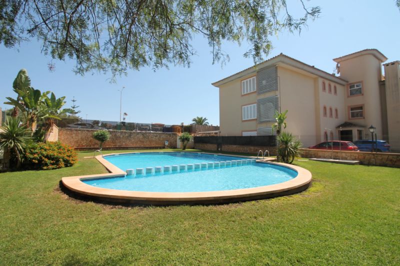 Erdgeschoss mit Terrasse, Garage, Behandlungsraum und Gemeinschaftspool