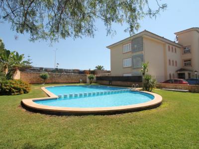 Erdgeschoss mit Terrasse, Garage, Behandlungsraum und Gemeinschaftspool