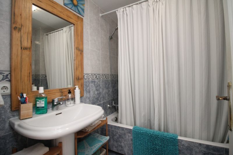 Erdgeschoss mit Terrasse, Garage, Behandlungsraum und Gemeinschaftspool