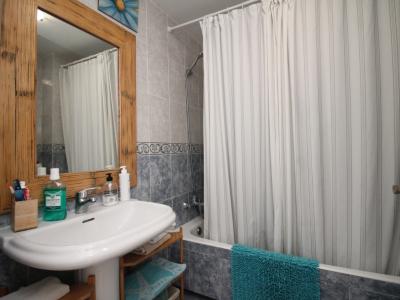 Erdgeschoss mit Terrasse, Garage, Behandlungsraum und Gemeinschaftspool