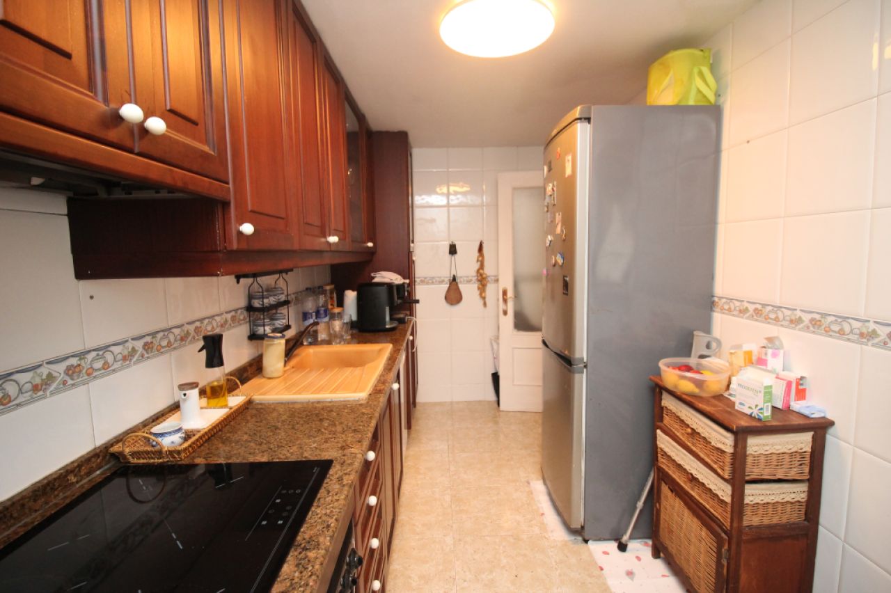 Erdgeschoss mit Terrasse, Garage, Behandlungsraum und Gemeinschaftspool