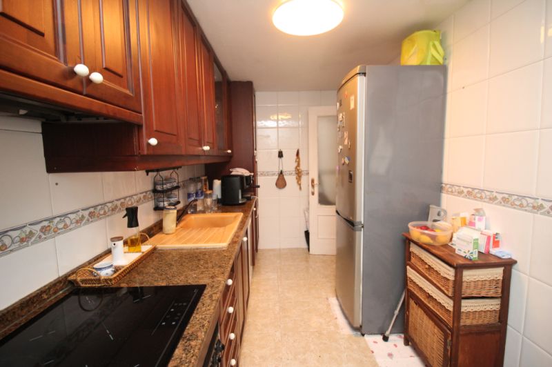 Erdgeschoss mit Terrasse, Garage, Behandlungsraum und Gemeinschaftspool