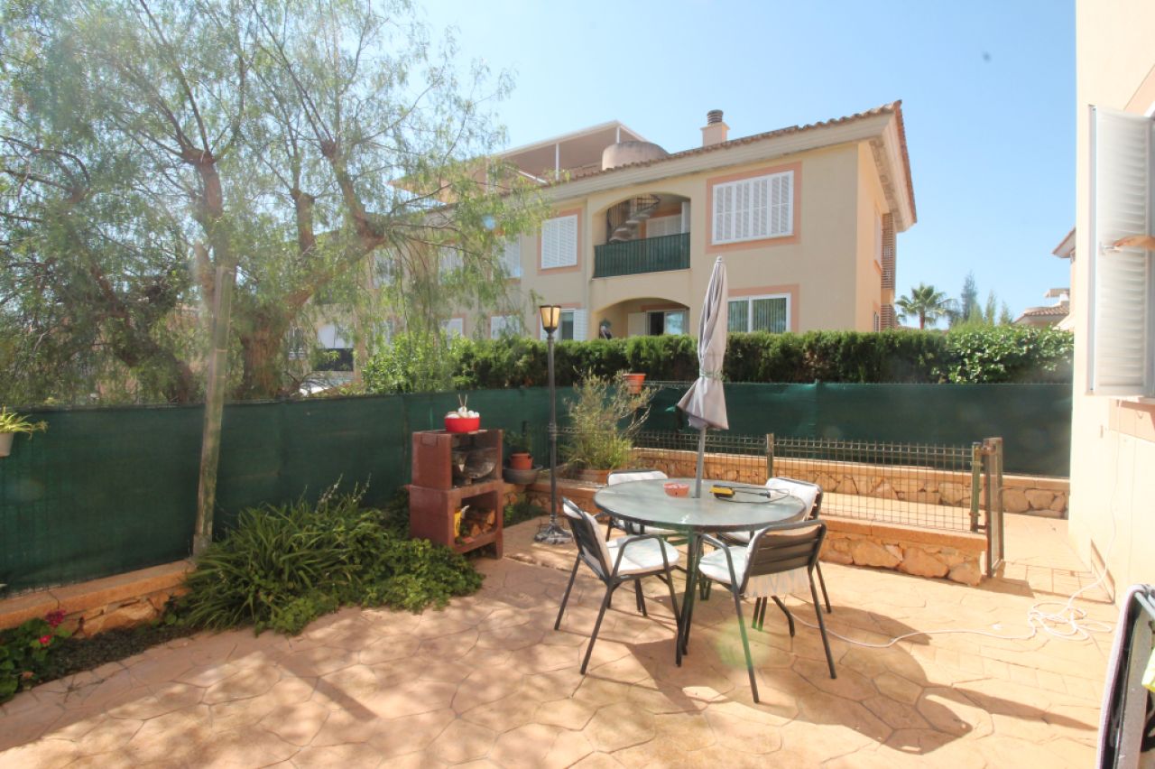 Erdgeschoss mit Terrasse, Garage, Behandlungsraum und Gemeinschaftspool