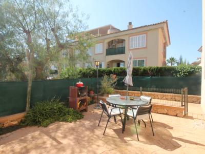 Erdgeschoss mit Terrasse, Garage, Behandlungsraum und Gemeinschaftspool