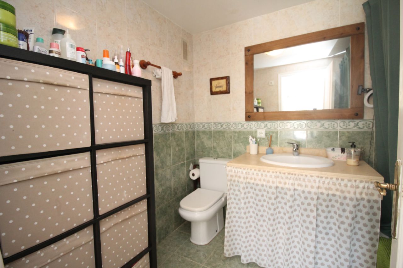 Erdgeschoss mit Terrasse, Garage, Behandlungsraum und Gemeinschaftspool