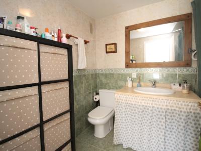 Erdgeschoss mit Terrasse, Garage, Behandlungsraum und Gemeinschaftspool